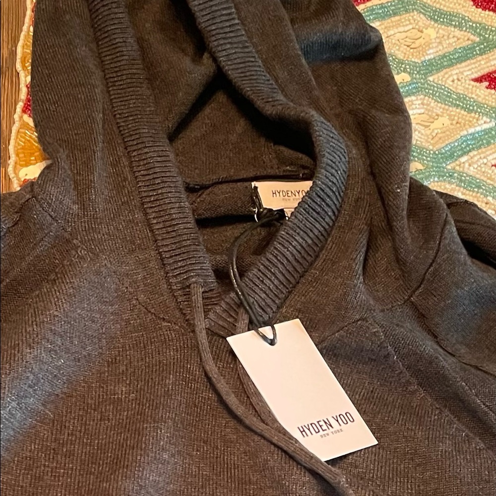 HYDEN YOO Sweater with hood.